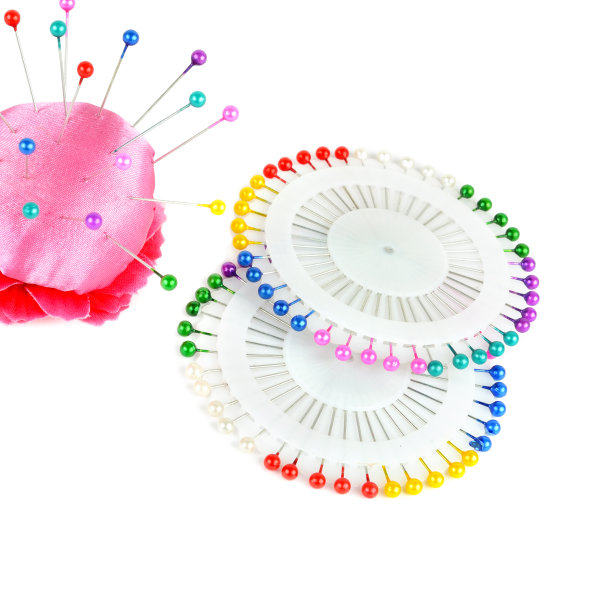 针枕和明亮颜色的针孤立在白色背景。图片下载