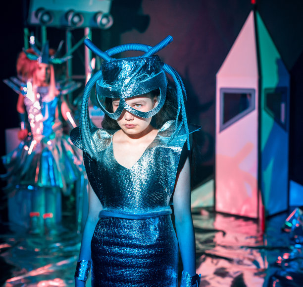 时尚小外星女孩图片下载