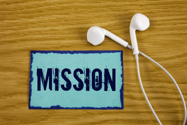 写便条显示任务。展示企业目标的商业照片重要的任务业务目的和重点写在便利贴纸上，在木制的背景旁边免提。图片下载