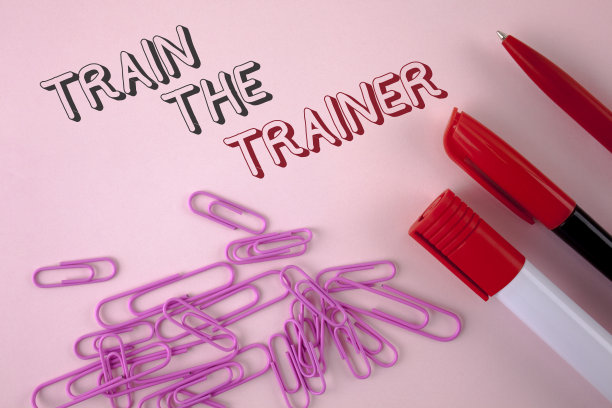 写便条给培训师。商业照片展示学习技巧学生自己作为教师写在纯粉色的背景笔和纸别针旁边。图片下载