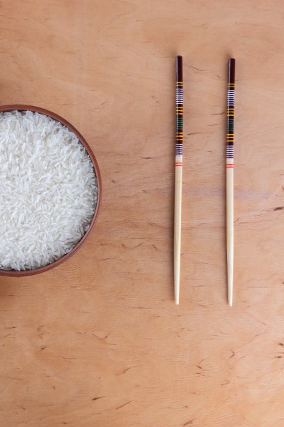 中式食材，坚果，蔬菜，生姜。中国菜在全世界都很受欢迎。木背景上放着生大米和香料。烹饪用的大蒜和洋葱。本空间图片下载