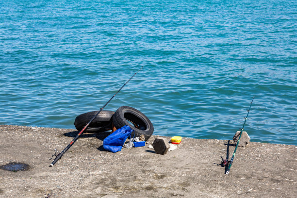 鱼竿放在池塘岸边图片下载