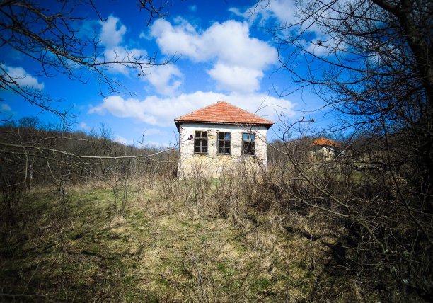 塞尔维亚废弃的旧山村房子图片下载