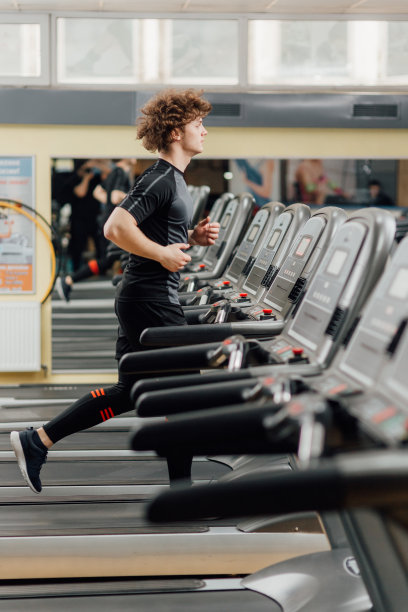 在健身房跑步机上锻炼的人图片下载