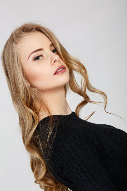 穿着黑裙的金发模特图片下载