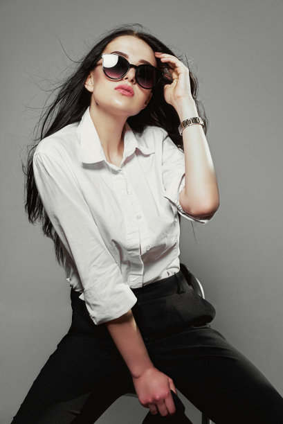 戴着大眼镜的年轻模特——近距离看图片下载