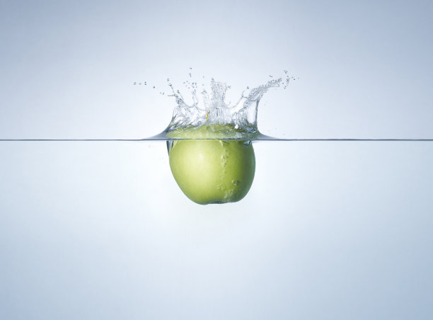 青苹果在飞溅的水里图片下载
