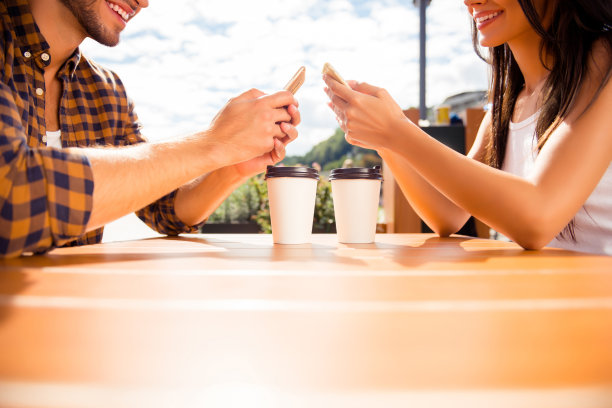 近距离的男人和女人在咖啡杯聊天图片下载