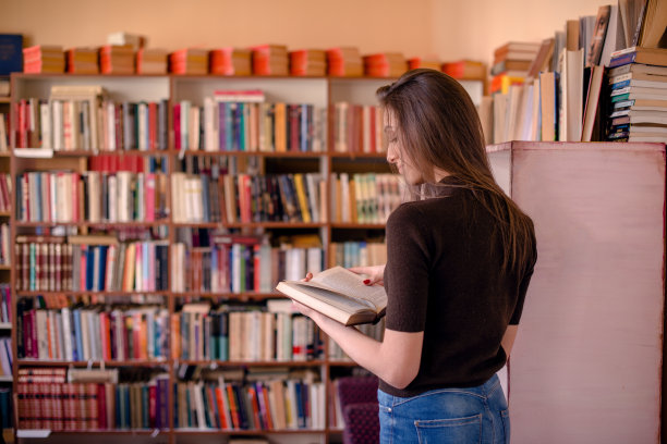 女性在图书馆阅读的后视图图片下载