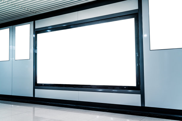 现代城市地铁站的空白广告牌。素材图片