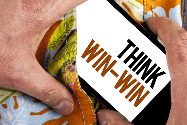 写写“双赢”的便条。商业图片展示双方的谈判策略，以获得利益写在手机屏幕上，由人在打印的背景。图片下载