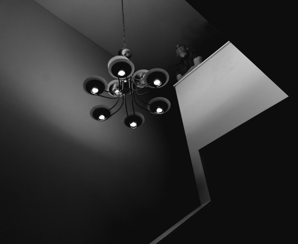 楼梯和吊灯图片下载