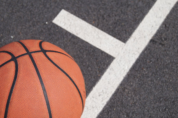 在柏油路球场打篮球，有白线图片下载