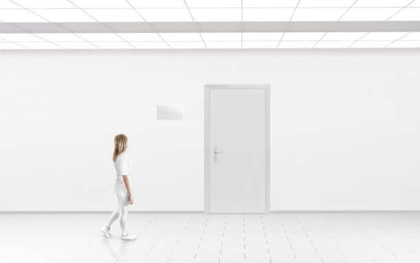 站在门边的女人手上拿着空白的玻璃铭牌模型图片下载