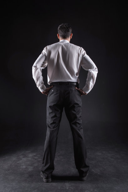 严肃的聪明人站在黑色背景下图片下载