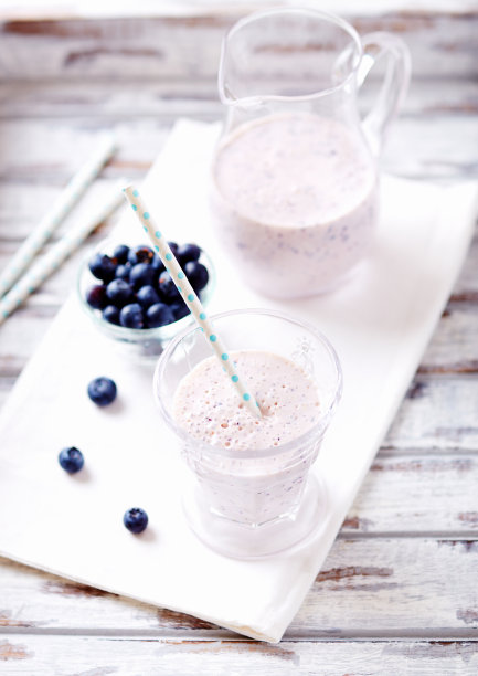 玻璃杯中的欧洲越橘冰沙素材图片