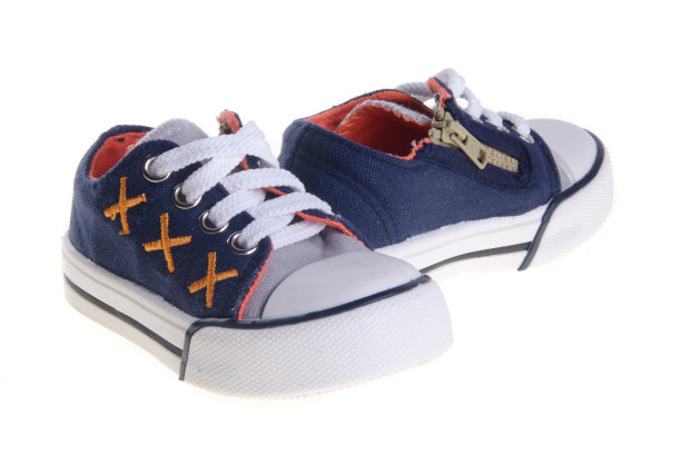 鞋子，孩子的鞋子放在背景上。图片下载