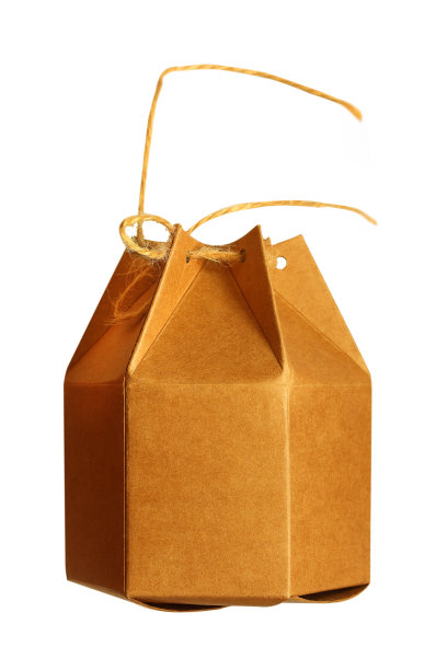 棕色包装纸盒孤立在白色背景上。图片下载