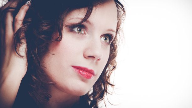 化妆的年轻女子的肖像图片下载