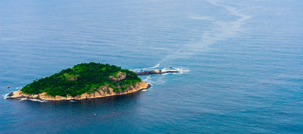 南美洲巴西的一个热带岛屿，夏天在蓝色的海洋中有海滩。夏天，假期，假期，旅游和海滩的概念图片下载