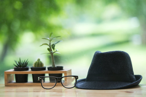 黑色帽子和眼镜，绿色背景图片下载