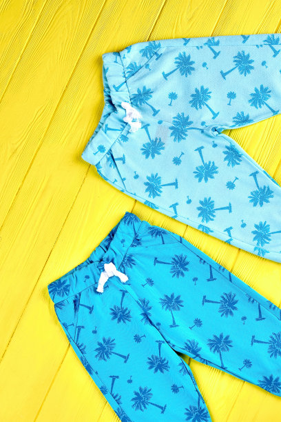 收集新的儿童裤子。图片下载