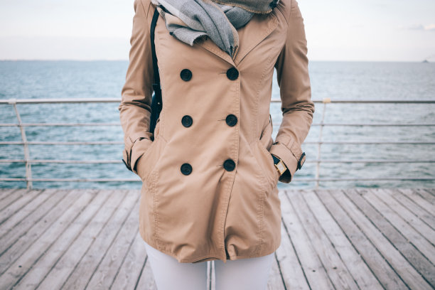 时髦的女孩站在水边图片下载