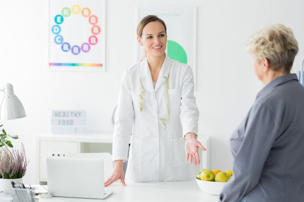 快乐的营养师用卷尺素材图片