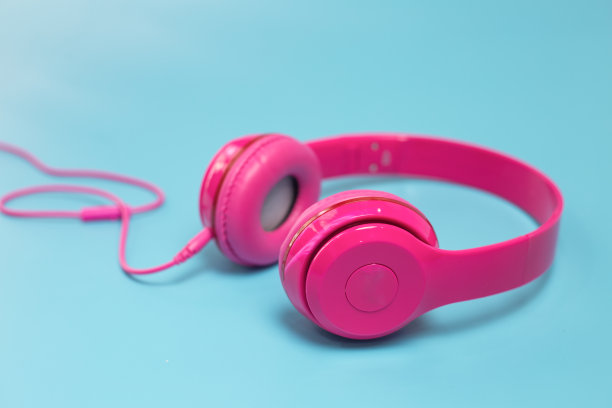 蓝色背景的粉色耳机素材图片