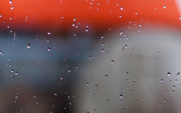 雨点落在玻璃上图片下载