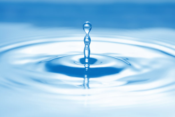 水滴在水面上飞溅图片下载