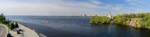 第聂伯河全景图。春天是个晴朗的日子。较大的照片尺寸是1.44亿像素。图片下载