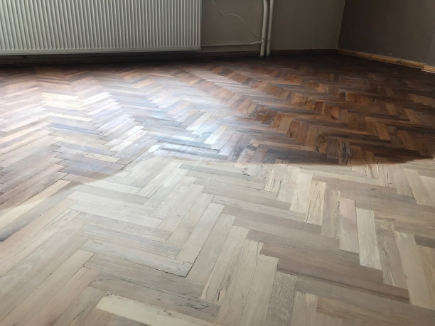 镶木地板正在等待打磨图片下载