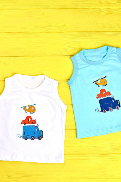 蹒跚学步的男孩时髦的无袖t恤。图片下载