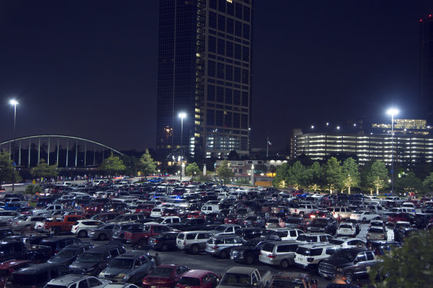 晚上，城市购物中心区域的停车场挤满了人。图片下载