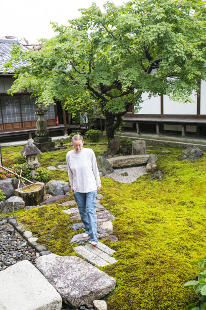 日本京都春寺的女人和禅宗花园图片下载