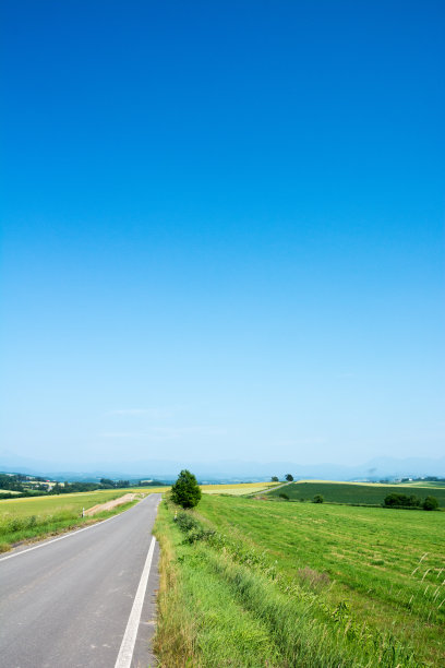 蓝天和路在别图片下载