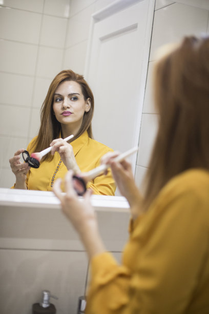 年轻女子化妆图片下载