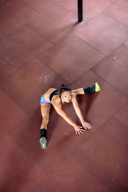 在艰苦训练后放松的女人图片下载