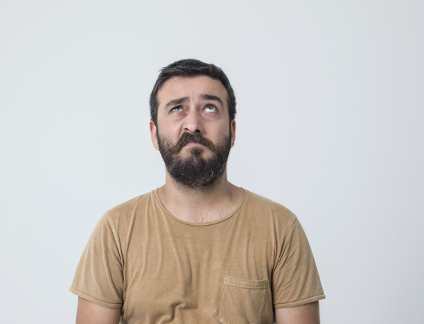 拿着面包做鬼脸的男人图片下载