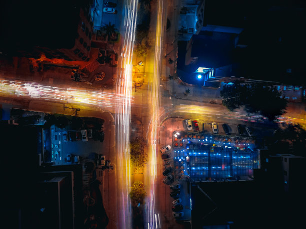 夜间汽车灯光长时间曝光的航拍照片图片下载