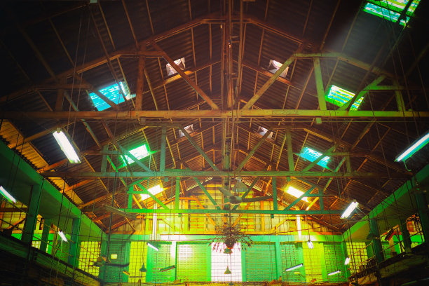 老式仓库屋顶，透光。图片下载