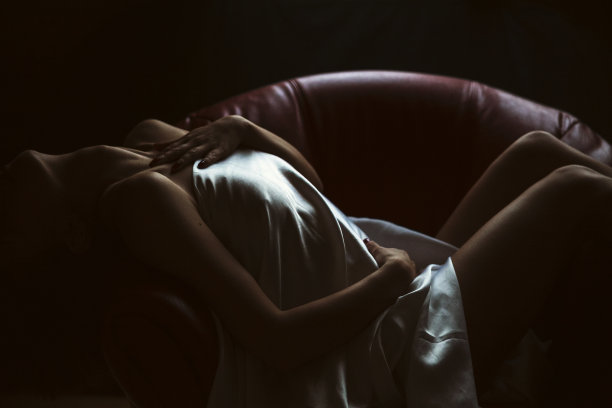 躺在红色皮革扶手椅上的女人图片下载