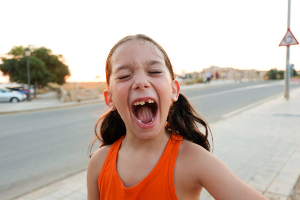 缩进女孩尖叫图片下载