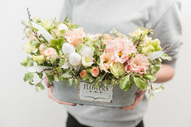 插花。美丽的豪华花束混合鲜花在女人的手里。花店花匠的工作。水平的照片图片下载