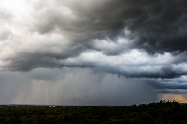 暴风雨伴随着雨素材图片