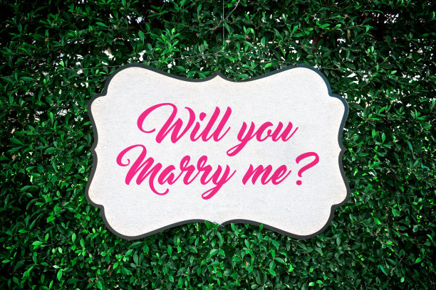 你愿意嫁给我吗?、爱心标牌横幅背景。意外的邀请卡。爱和浪漫。关闭了。图片下载