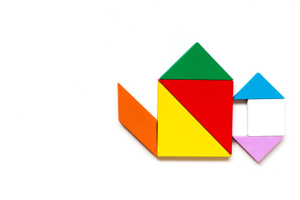 彩色木七巧板在水罐形状在白色的背景图片下载