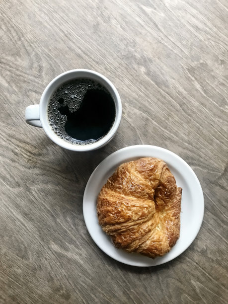 咖啡和羊角面包图片下载
