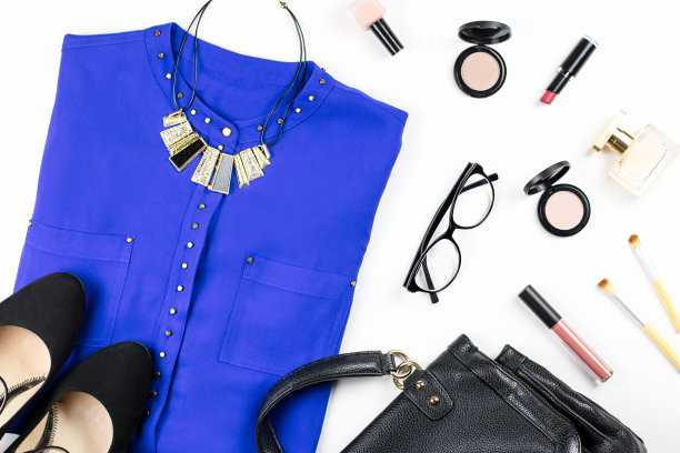 女性时尚休闲装风格，化妆品及配饰平铺。图片下载